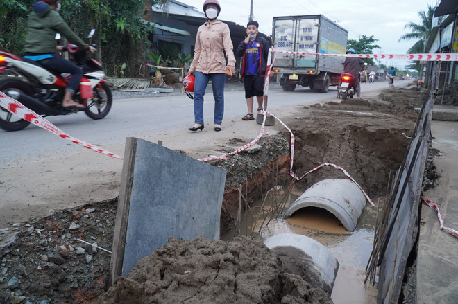 Nhà thầu ở Bến Tre để cống lộ thiên, người dân lo lắng - Ảnh 4.