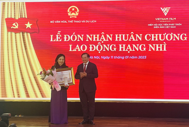 Nguyên cục trưởng Cục Điện ảnh Ngô Phương Lan nhận Huân chương Lao động hạng nhì - Ảnh 1.
