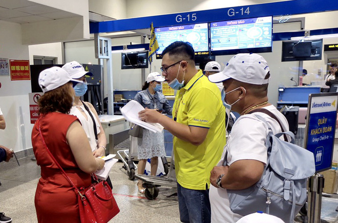 Nhóm du khách đi tour theo đoàn khởi hành từ sân bay Tân Sơn Nhất vào chiều 11-1-2023 - Ảnh: T.T.D.