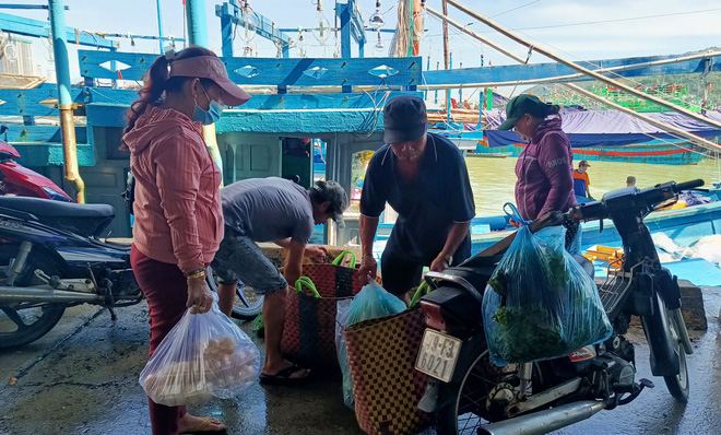 Tàu cá bám biển xuyên Tết: Năm nào không ăn Tết trên biển lại thấy thiếu gì đó - Ảnh 4.