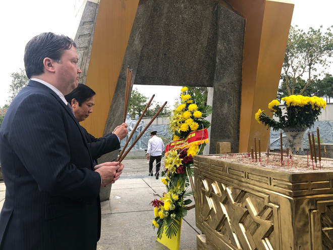 Đại sứ Mỹ đầu tiên đến thăm Nghĩa trang liệt sĩ quốc gia Đường 9  - Ảnh 3.