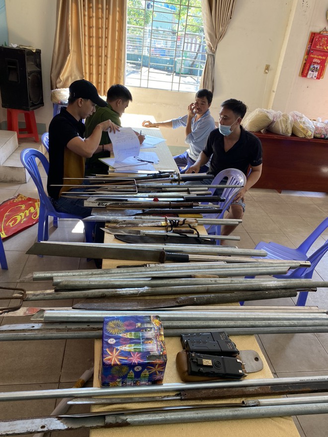 Mang hàng nóng, pháo nổ... nộp cho công an để đổi quà Tết - Ảnh 4. Mang hàng nóng, pháo nổ... nộp cho công an để đổi quà Tết - Ảnh 4.