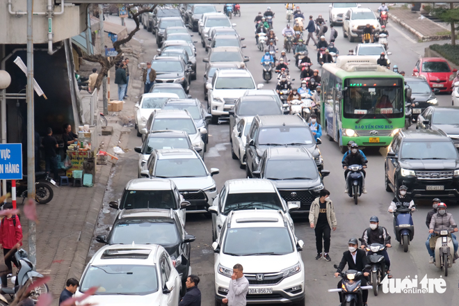 Hà Nội yêu cầu các trung tâm đăng kiểm làm thêm thời gian - Ảnh 1.