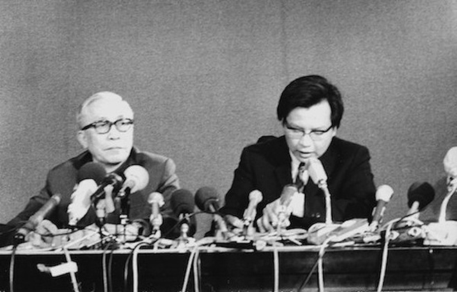 Một buổi họp báo tại Paris (năm 1973) của ông Lê Đức Thọ, cố vấn đặc biệt của trưởng đoàn đại diện Chính phủ VN dân chủ cộng hòa. Ông Giao (bên phải) là người dịch.