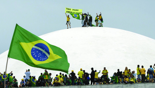 Người ủng hộ ông Bolsonaro tràn vào trụ sở Quốc hội Brazil. Ảnh: Getty Images
