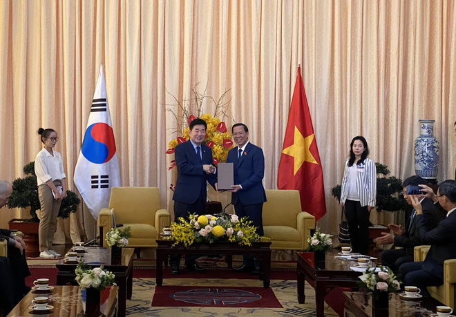 Chủ tịch Quốc hội Hàn Quốc Kim Jin Pyo (trái) gặp Chủ tịch UBND TP.HCM ngày 13-1 - Ảnh: TRẦN PHƯƠNG