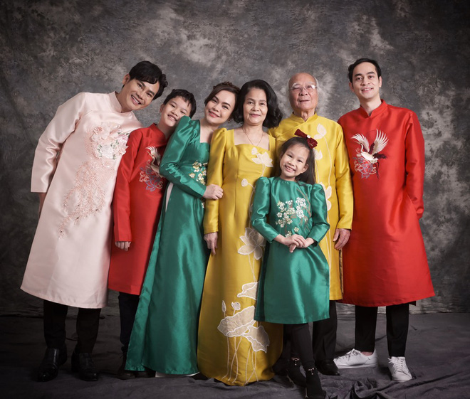 Gia đình 3 thế hệ của MC Hồng Phúc tung ảnh với áo dài đón Tết 2023 - Ảnh 2.