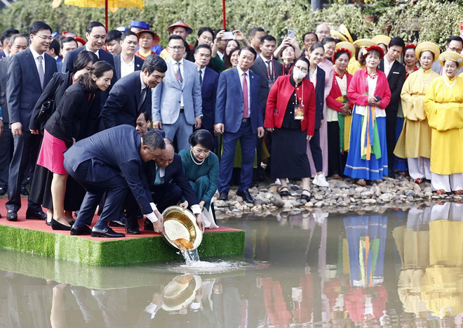 Chủ tịch nước Nguyễn Xuân Phúc cùng phu nhân thả cá chép tiễn ông Công, ông Táo - Ảnh 2.