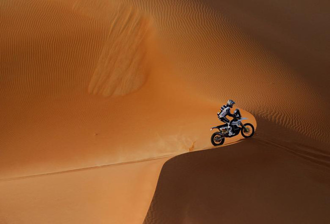 Tay đua người Mỹ Skyler Howes đang chinh phục thử thách ở chặng đua thứ 12 trong giải đua xe Dakar Rally trên những địa hình “không bình thường” và vô cùng khắc nghiệt ngày 13-1 tại Saudi Arabia - Ảnh: REUTERS