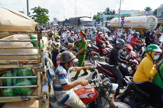 Trạm thu phí cầu Rạch Miễu xả trạm ba lần trong ngày, kẹt xe vẫn không giảm - Ảnh 3. Trạm thu phí cầu Rạch Miễu xả trạm ba lần trong ngày, kẹt xe vẫn không giảm - Ảnh 3.