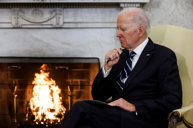 Tổng thống Mỹ Joe Biden đang bị điều tra về cách xử lý tài liệu mật, tương tự người ông tiền nhiệm ông từng chỉ trích là Donald Trump - Ảnh: REUTERS