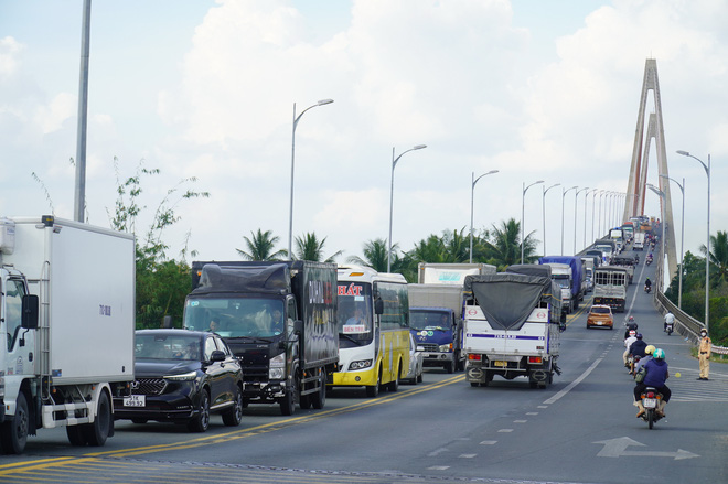 Về miền Tây dịp Tết, khó tránh kẹt xe - Ảnh 1.