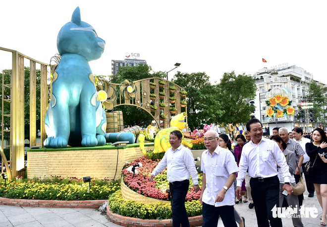 Đường hoa Nguyễn Huệ 2023: Tút lại mặt mũi linh vật mèo con mà ngó hơi già - Ảnh 1.