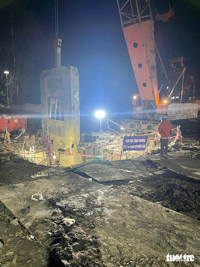 Vụ bé trai rơi vào ống bê tông: Lữ đoàn công binh 25 sẵn sàng rút hai ống bê tông còn lại - Ảnh 1. Vụ bé trai rơi vào ống bê tông: Lữ đoàn công binh 25 sẵn sàng rút hai ống bê tông còn lại - Ảnh 1.