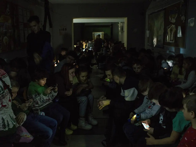 Các học sinh Ukraine học trong bóng tối - Ảnh 2.