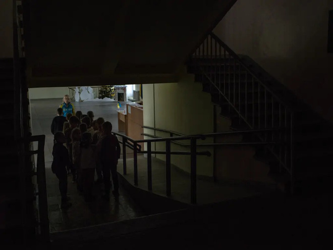 Các học sinh Ukraine học trong bóng tối - Ảnh 3.