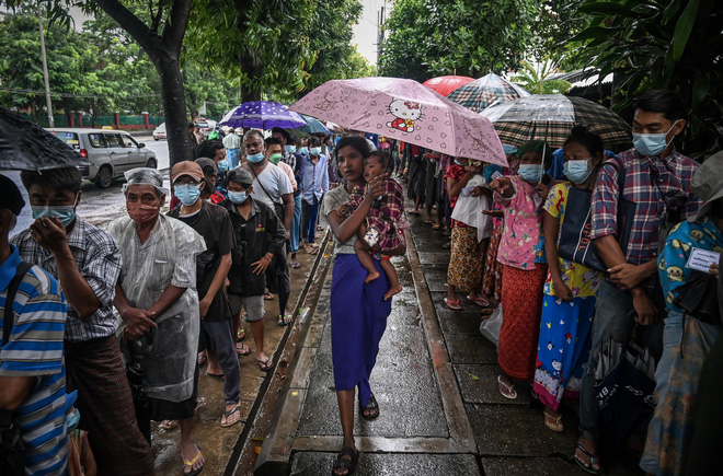 Người dân xếp hàng chờ nhận bữa ăn miễn phí ở Yangon, Myanmar - Ảnh: AFP