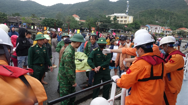 Cứu 2 người nguy kịch trên đảo Cù Lao Chàm, cô lập do sóng lớn - Ảnh 2.