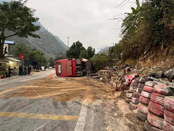 Xe giường nằm mất phanh, ba người tử vong và 20 người bị thương - Ảnh 3. Xe giường nằm mất phanh, ba người tử vong và 20 người bị thương - Ảnh 3.