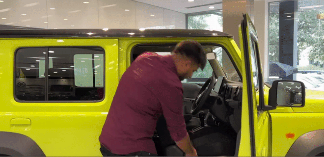 YouTuber bày cách ngủ trên Suzuki Jimny sắp bán ở Việt Nam - Ảnh 7.