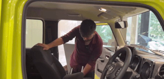 YouTuber bày cách ngủ trên Suzuki Jimny sắp bán ở Việt Nam - Ảnh 9.