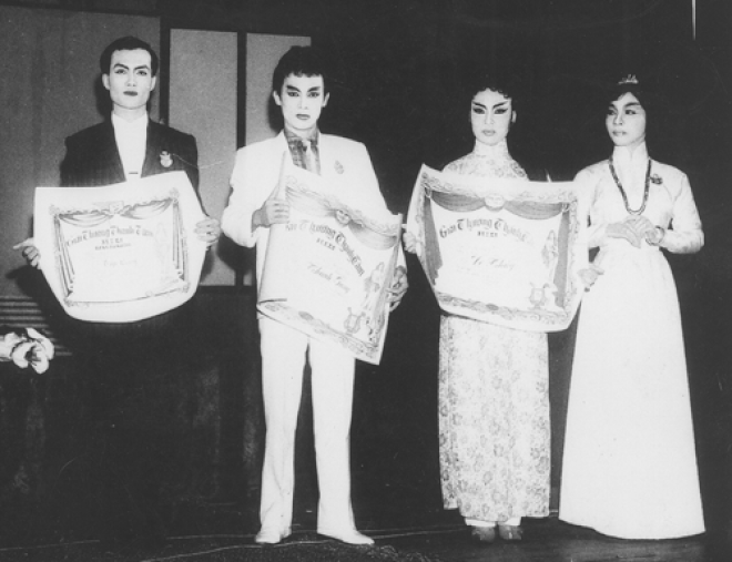 NSND Bạch Tuyết (bìa phải) chúc mừng các nghệ sĩ nhận giải Thanh Tâm năm 1964, gồm (từ trái sang) NSND Diệp Lang giải Diễn viên xuất sắc, NSƯT Thanh Sang và NSND Lệ Thủy nhận Huy chương vàng - Ảnh tư liệu