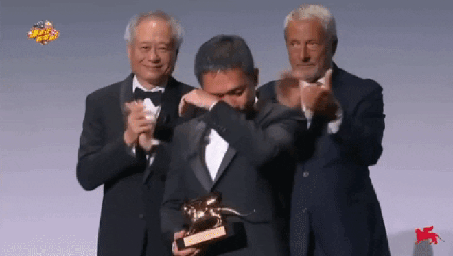 Khoảnh khắc rơi lệ của lương Triều Vỹ khi nhận giải Sư tử vàng ở Liên hoan phim Venice