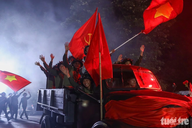 Ngày này 70 năm trước, người Hà Nội ‘cả đêm không ngủ, khóc và vui khủng khiếp’ - Ảnh 8.