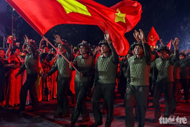 Ngày này 70 năm trước, người Hà Nội ‘cả đêm không ngủ, khóc và vui khủng khiếp’ - Ảnh 7.
