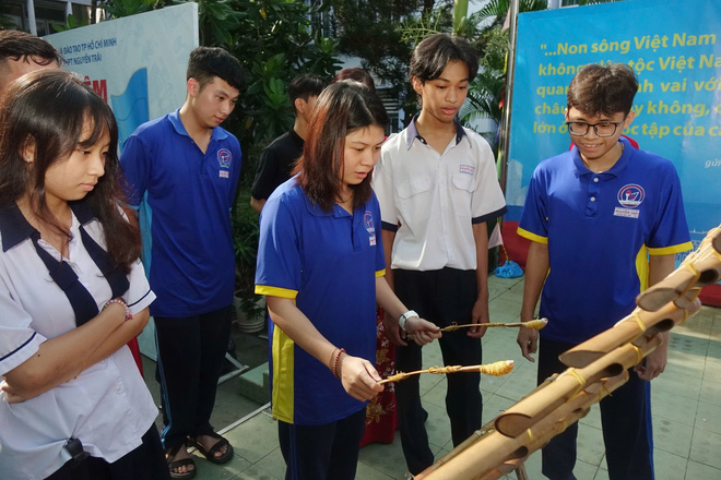 Học sinh Trường THPT Nguyễn Trãi trải nghiệm âm nhạc dân tộc- Ảnh 5.