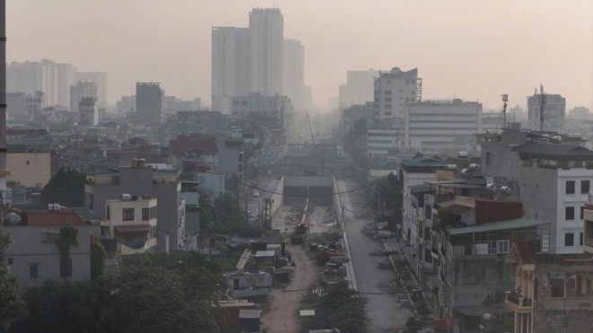 Sáng nay nhiều nơi ở Hà Nội có chất lượng không khí rất kém, bầu trời trắng đục - Ảnh 10.