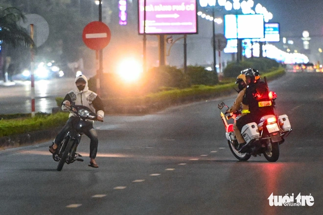 Cảnh sát quây rào trên phố, 'quái xế' tháo chạy bất thành - Ảnh 8.