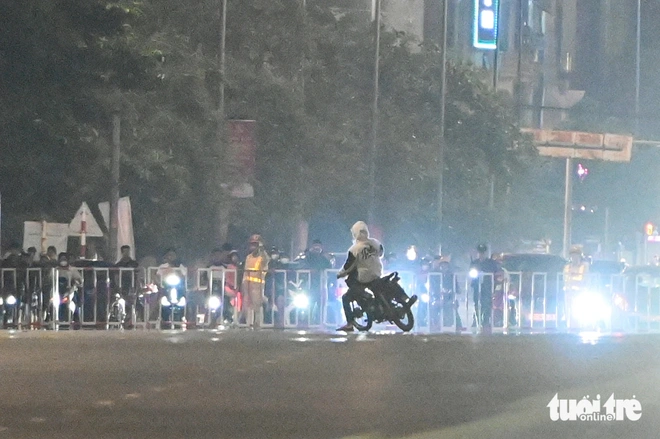 Cảnh sát quây rào trên phố, 'quái xế' tháo chạy bất thành - Ảnh 9.