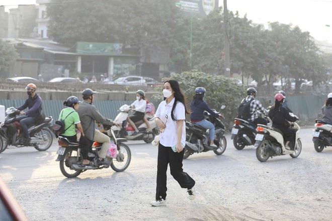 Sáng nay nhiều nơi ở Hà Nội có chất lượng không khí rất kém, bầu trời trắng đục - Ảnh 11.