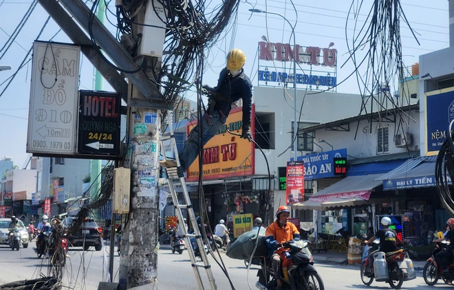 Loạt trụ điện chình ình giữa đường Tân Kỳ Tân Quý đã được thu hồi - Ảnh 2.