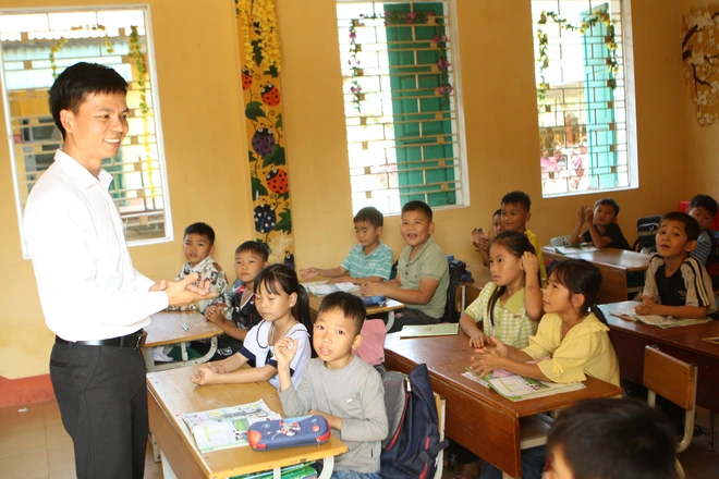 Những lớp học miễn phí của thầy Huy, có cả phụ huynh, giáo viên cùng học - Ảnh 3.