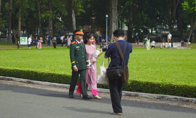 Giới trẻ lên đồ chụp ảnh Tết từ sớm, những địa điểm nào đông nghẹt? - Ảnh 10.