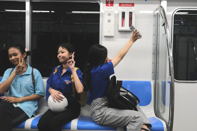 Tấp nập trải nghiệm tuyến metro số 1, khách du lịch nước ngoài cũng háo hức- Ảnh 9.