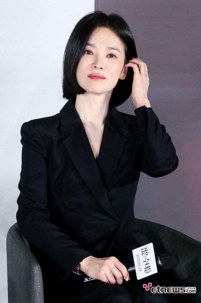Nhan sắc 'đỉnh nóc, kịch trần' của Song Hye Kyo ở tuổi U50 - Ảnh 2.
