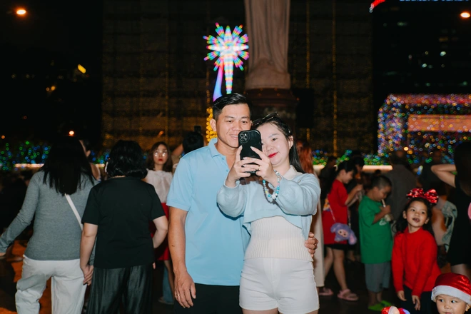 Người dân TP.HCM mặc áo ấm đi chơi Giáng sinh - Ảnh 14.