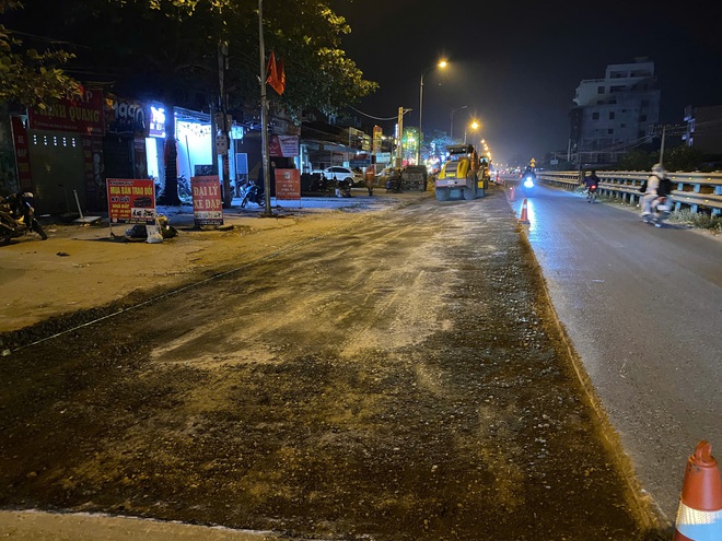 Xe máy ngã hàng loạt trên đoạn đường đang thi công ở Hà Nội, nhà thầu bị xử phạt - Ảnh 3.