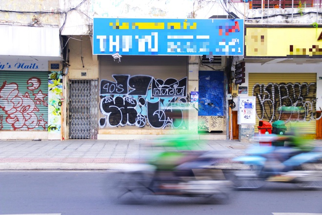 Mặt tiền đường Lê Lợi quận 1 nhà nào cũng bị vẽ bậy, phun sơn- Ảnh 12.