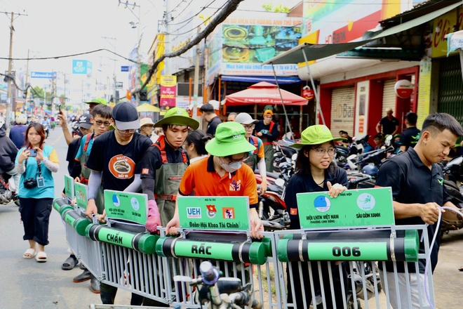 Đặt phao chắn rác trên 100 tuyến kênh, rạch tại TP.HCM- Ảnh 10. Đặt phao chắn rác trên 100 tuyến kênh, rạch tại TP.HCM- Ảnh 10.