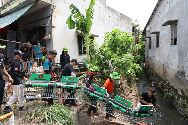 Đặt phao chắn rác trên 100 tuyến kênh, rạch tại TP.HCM- Ảnh 11. Đặt phao chắn rác trên 100 tuyến kênh, rạch tại TP.HCM- Ảnh 11.