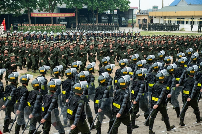 Hơn 1.000 chiến sĩ công an biểu diễn võ thuật, diễu binh trong lễ bế giảng khóa huấn luyện- Ảnh 5. Hơn 1.000 chiến sĩ công an biểu diễn võ thuật, diễu binh trong lễ bế giảng khóa huấn luyện- Ảnh 5.