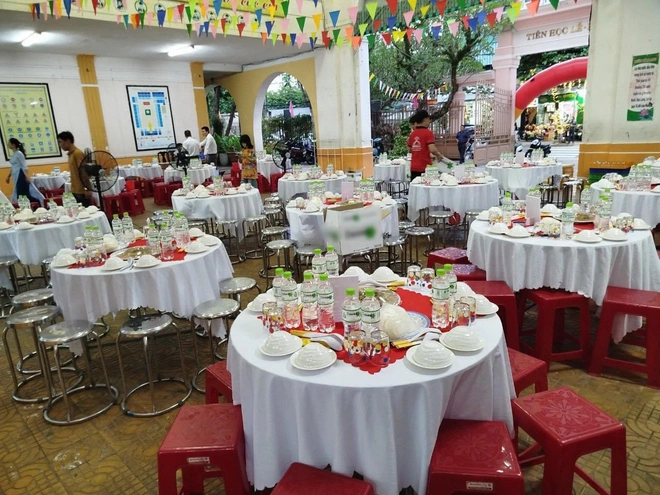 Lễ ra trường của học sinh sao thành tiệc liên hoan ăn nhậu?- Ảnh 2. Lễ ra trường của học sinh sao thành tiệc liên hoan ăn nhậu?- Ảnh 2.