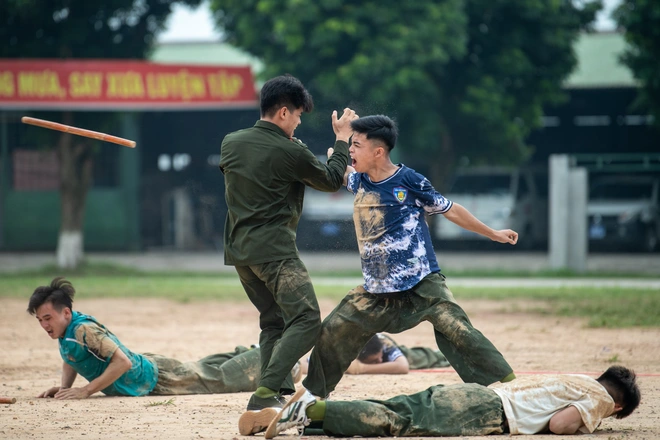 Hơn 1.000 chiến sĩ công an biểu diễn võ thuật, diễu binh trong lễ bế giảng khóa huấn luyện- Ảnh 14. Hơn 1.000 chiến sĩ công an biểu diễn võ thuật, diễu binh trong lễ bế giảng khóa huấn luyện- Ảnh 14.
