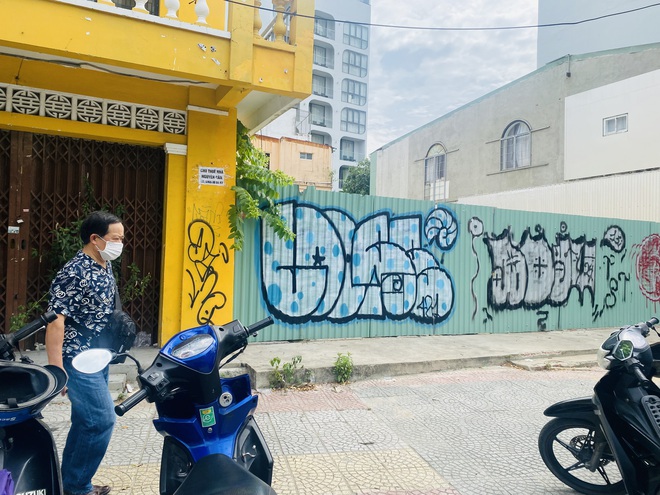 Nhiều tuyến phố trung tâm Đà Nẵng bị phun sơn nhếch nhác, hình vẽ kỳ quái, không lẽ bó tay?- Ảnh 12. Nhiều tuyến phố trung tâm Đà Nẵng bị phun sơn nhếch nhác, hình vẽ kỳ quái, không lẽ bó tay?- Ảnh 12.