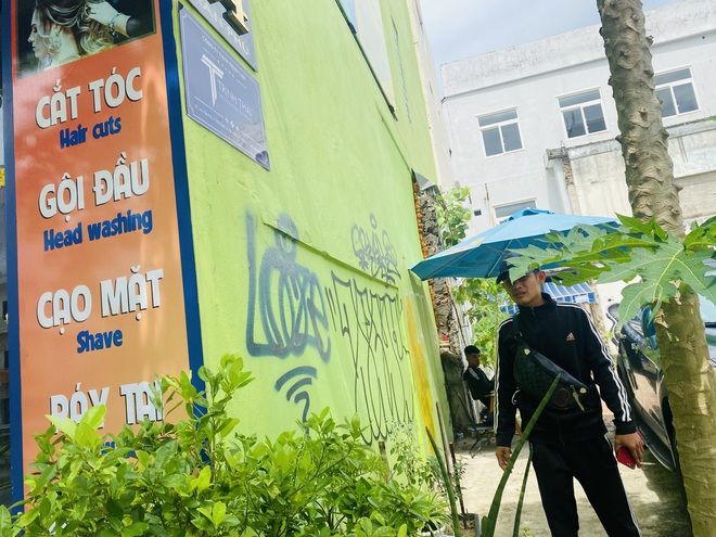 Nhiều tuyến phố trung tâm Đà Nẵng bị phun sơn nhếch nhác, hình vẽ kỳ quái, không lẽ bó tay?- Ảnh 13. Nhiều tuyến phố trung tâm Đà Nẵng bị phun sơn nhếch nhác, hình vẽ kỳ quái, không lẽ bó tay?- Ảnh 13.