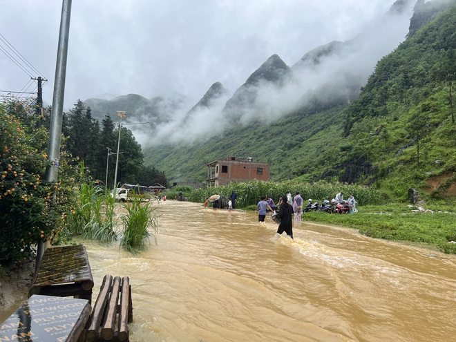 Đi Hà Giang 'chữa lành', du khách mắc kẹt do lũ- Ảnh 5. Đi Hà Giang 'chữa lành', du khách mắc kẹt do lũ- Ảnh 5.